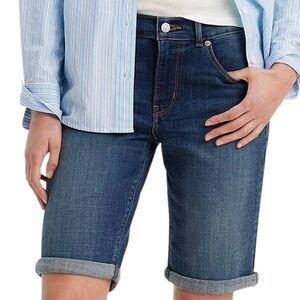 Levi’s classic Bermuda short, medium wash, Size 32 in like new condition.